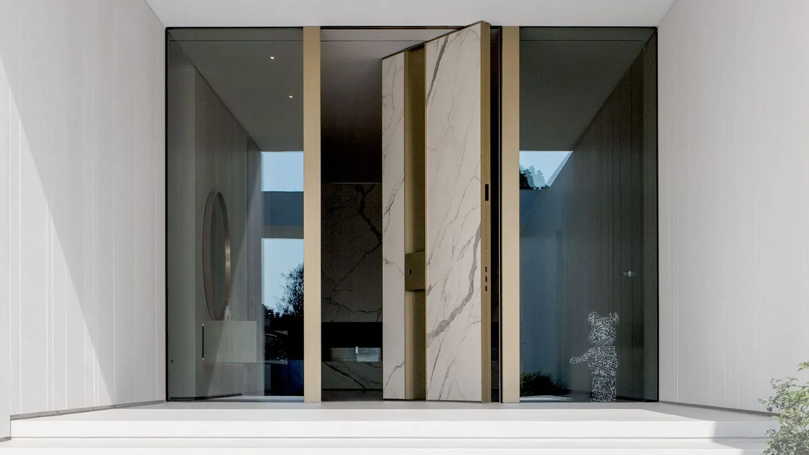 SYNUA La Porta Blindata a Bilico di Oikos per la Massima Sicurezza e Design