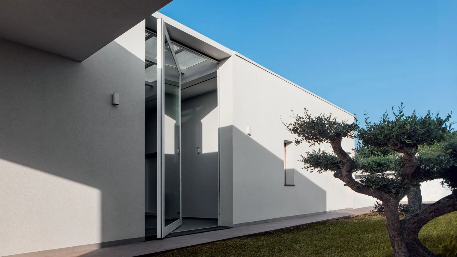 NOVA: La Porta Blindata con Vetro di Oikos che Unisce Sicurezza ed Eleganza
